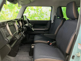 前席は座面と背もたれに落ち着いた柄をあしらい、車内全体も黒を基調にまとまっています。大きな窓から光が入り、助手席に座る方もゆったりと過ごせる空間です。