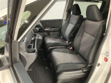 助手席側から見た車内の画像です。使い勝手の良い装備が整う上質な空間が広がっています。シートも快適で乗る人に安心感を与えます。