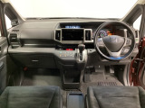 車内は光触媒抗菌消臭施工済です。インパネ周りはスタイリッシュなデザインで機能や装備も充実しています。グローブボックスやカップホルダーのほかにトレーなどたくさんの収納スペースが付いています。