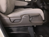 【前席】運転席にはシート高を調整できるハイトアジャスターが装備され、幅広いシートポジションの設定が可能になっております♪