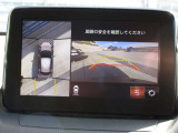 車両の前後左右にある4つのカメラを合成することで、まるでご自身のクルマを空から見ているような俯瞰での映像を映し出してくれます。バック時ももちろんのこと、前進時に視界の悪い交差点でも役に立ちますね。