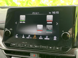 メニュー画面にナビやオーディオ、電話などの項目がまとまり、目的の機能を選びやすい構成です。画面下にも操作ボタンが並び、日常の移動中に使う機能へアクセスしやすくなっています。