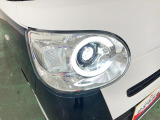 白く明るい光で夜間走行をサポートするLEDヘッドランプを搭載