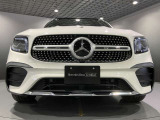 フロントグリル中央に大きく輝くスリーポインテッドスター。メルセデスベンツならではのステータスを強く感じる事ができます