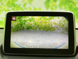 車両後方の映像をモニターで確認でき、駐車時に周囲の状況を把握する際に便利です。画面表示を参考に、目視も合わせて安全確認しながら駐車いただけます。