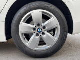 BMWならではの卓越した走りを支えるホイールと足回りです!日本車の走りに慣れている方にもぜひ体感して頂きたいほど、高いレベルでまとまっています!純正16インチアルミホイール。