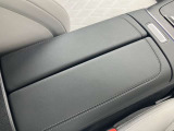 運転席と助手席の間に設けられたアームレストコンソール。
