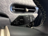 MINIの運転席操作部は、中央に構えるディスプレイが最大の特徴です。航空機を思わせるトグルスイッチなど、直感的で遊び心のあるメカニカルな操作感が、ゴーカートのような走りの高揚感を高めます。