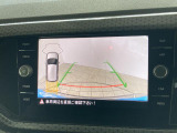 ギアをリバースに入れると車両後方の映像を映し出します。画面にはガイドラインが表示され、車庫入れや縦列駐車などの際に安全確認をサポートします。