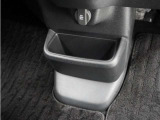 ◆センターロアボックス◆インパネ中央の下部には、ごみ箱としても使用する事ができるセンターロアボックスを装備しております。