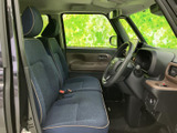 前席は座面と背もたれにゆとりを感じる形状で、運転席からの視界も開けています。落ち着いた色合いのシートと明るい窓まわりが、毎日の乗り降りを心地よく迎えます。