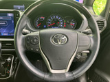 運転席から手の届きやすい位置にスイッチを備え、ステアリングから手を大きく離さず各種操作ができます。表示も見つけやすく、日常の運転をサポートします。