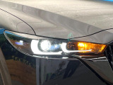 【LEDヘッドライト】悪天候や夜間走行時も良好な視界を確保し安心して運転できる高輝度LEDヘッドライトを装備!点灯速度が早く、消費電力も抑えられています。