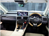 デザインもよく、居心地のよい運転席ですね。分かりやすいスイッチ類ですから操作もしやすく運転をサポートします。