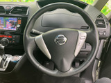 握りやすい形状で、運転中に手を添えやすいステアリングです。左右にはスイッチ類が備わり、必要な操作へ手を伸ばしやすい構成。運転席まわりの装備を活用しやすく、日々の移動を支えます。