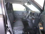 運転席は視界が広く、ペダルやハンドル位置も自然で扱いやすい設計です。初めて乗る方でも、すぐに「運転しやすい」と感じて頂けます。