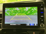 後方の映像にガイド線が表示され、駐車時に車両と周囲の位置関係を確認しやすい画面です。画面表示を見ながら後退時の安全確認をサポートし、車庫入れや駐車場での取り回しに役立ちます。