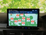 テレビ番組を画面で確認でき、停車中の待ち時間にも映像を楽しめます。番組情報が見やすく表示され、ちょっとした休憩や待ち合わせの時間を有効に使いたい方にうれしい装備です。