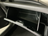 【グローブボックス】収納スペースがあるので車内が散らからずに助かります。ちょっとした物を入れるのにいいですね♪