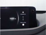 【スマートフォン連携】車内で様々な機能が利用できます。Apple CarPlayでは、iPhoneの機能(通話、音楽再生、マップなど)が利用可能で、Android Autoでは、(通話、音楽、マップなど)が利用可能です。
