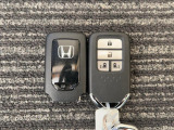 スマートキー付。キーを取り出さなくてもドアロックの施錠・開錠、エンジンの始動が出来ます。雨の日や荷物の多い日にとても便利ですね。