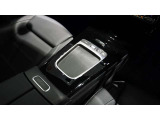 メルセデスジャパンが定めるサーティファイドカー(認定中古車)として登録を致しますので、納車時にはタイヤやバッテリー等も規定以下の数値であれば、整備代金を頂かず、無償で交換となります。ご安心下さい。