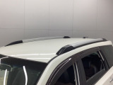 【ルーフレール】屋根に荷物を積むベースとなるレールで、SUVらしい力強い見た目と高い実用性を兼ね備えた標準装備です。