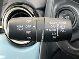フロントとリアのワイパーに関する表示が並び、各機能を目で確認しやすいレバーです。オートを含む設定が示されており、天候に合わせた操作を把握しやすいのもポイントです。