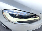 【LEDヘッドライト】明るく眩しいハイビームを先行車や対向車に照射しないオートハイビームを備えたLEDヘッドライト。北欧神話に登場するトールハンマーをモチーフにした、一目でボルボとわかるデザイン。