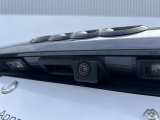 ●バックカメラ『駐車や後方の視界をサポートするための重要な機能です。多くのモデルに標準装備またはオプションとして搭載、リアバンパーに取り付けられたカメラが後方の映像を車内のディスプレイに表示します』