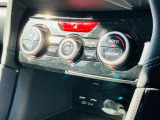左右独立温度調整機能付オートエアコン搭載。運転席と助手席それぞれ独立して設定温度を調整できるフルオートエアコンが装備されています。季節やシーンを問わず、全席で快適な車内空間を実現できます。