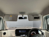 運転席のサンバイザーにはバニティーミラーも付いています。身だしなみチェックには欠かせません。