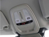 ルーフにあるボタンは、車両が始動しない場合、パンクした場合、または事故に遭った場合などの緊急時に支援の要請に使用できるため、安心感を高めることができます。