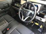 運転席&助手席は乗降りし易くなってます。
