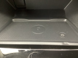 エンジン稼働中にQi規格に対応したスマートフォンなどを置くだけで、充電ができるワイヤレスチャージャーを搭載しています。