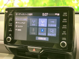 AM・FMに加え、USBやBluetoothなど複数の音源が画面に表示されています。お好みの音楽やラジオを選びやすく、毎日の移動時間を心地よく過ごせます。