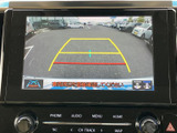 後方の映像にガイドラインが表示され、駐車時に車両と周囲との位置関係を確認するのに役立ちます。画面を見ながら後退時の安全確認をサポートし、駐車操作に不慣れな方にも便利な装備です。