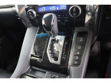 <シフトノブ>変速用シフトレバーのグリップ部です。 シフトレバーの先端にあり、運転操作中にドライバーが握るハンドルに次いで、最も接触部分の多いパーツです。