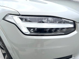 【LEDフォグライト】車両に近い位置の路面に対してロービームよりも強い光線を発するため、霧の中など悪天候での視界確保により効果的な安心装備です。