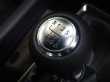 6速MT車。ドライバーの意図に応えるダイレクトな操作感と、人馬一体の走りをお楽しみいただけます。