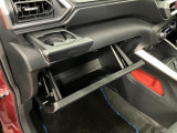グローブボックスなどの多彩で便利な収納が設けられています。