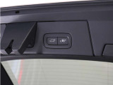 テールゲートには、スイッチ一つで開閉可能な電動開閉機能を採用。ダッシュボードとテールゲートに設置されたボタンを押すだけで自動的に開閉します。
