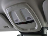 ルーフにあるボタンは、車両が始動しない場合、パンクした場合、または事故に遭った場合などの緊急時に支援の要請に使用できるため、安心感を高めることができます。