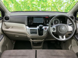運転席から前方を見渡しやすいレイアウトで、メーターやセンターまわりも視線を移しやすく配置。落ち着いた色合いで車内にまとまりがあります。