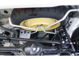 【スペアタイヤ】パンク修理キット搭載車が増えていますが、スペアタイヤがあればパンク修理ができない状態でも付替えて走行可能です♪