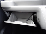 車検証入れ等書類一式を収納できるグローブボックス。