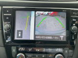 アラウンドビューモニターは、自車の前方・左側面映像をモニタ-に映して離合時・駐車時などにとても便利です。