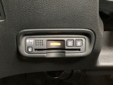 ハンドルの左下にETCがついています。高速道路の料金所の通過も楽々です。カードの取り出しもしやすい場所についています。
