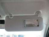 運転席側サンバイザーにエチケットミラーが付いてます!