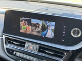 大きな画面で映像を楽しめる装備です。テレビや映像の視聴は停車中にお楽しみいただけますので、休憩時間のひとときにも活用できます。表示内容が見やすく、扱いやすさも魅力です。